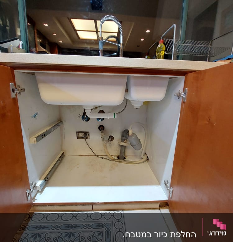 שיש מטבח עם כיור וברז נירוסטה